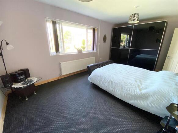 5 bed Detached for sale Image 6