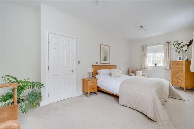 5 bed Link Detached House for sale Image 10