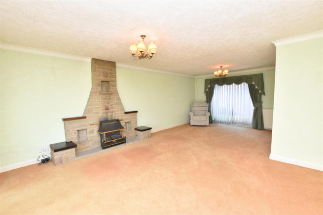 LOUNGE/DINING ROOM