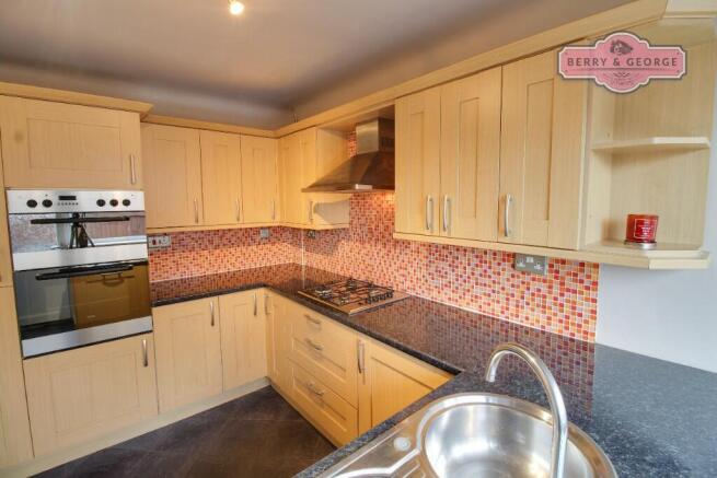KITCHEN / BREAKFAST