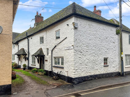 NO CHAIN - Charming two double bedroom character cottage