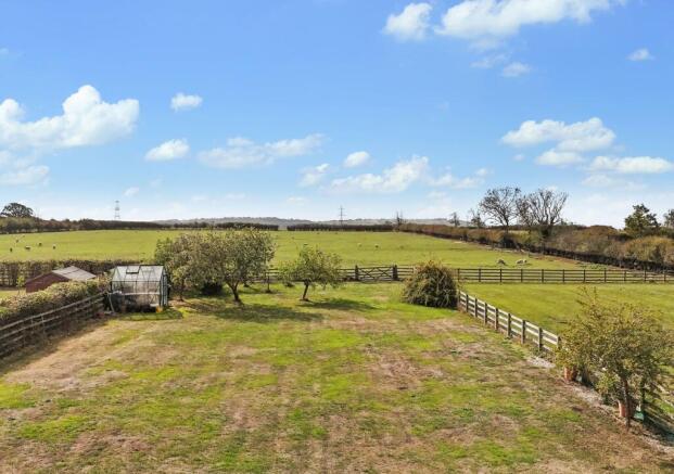 Horseshoes Close, Grendon Underwood, Buckinghamshire.  photo 2