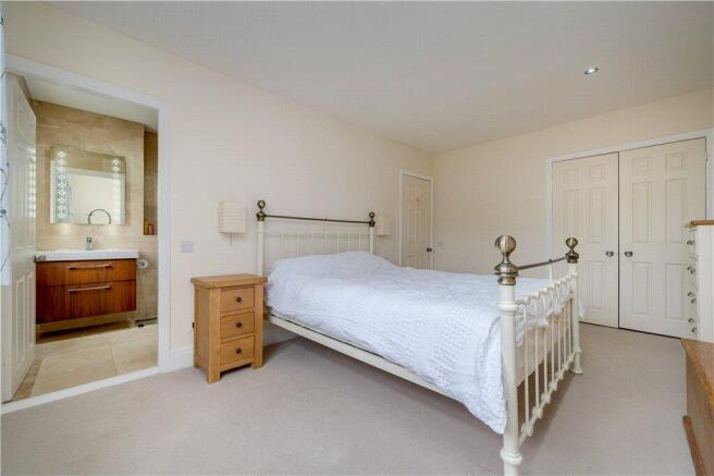 4 bed Town House for sale Image 9