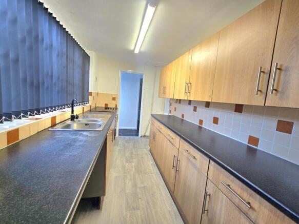 2 bed Terraced to rent Image 2