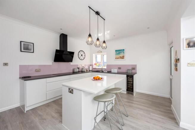 St Lawrence Avenue, 60-018.jpg