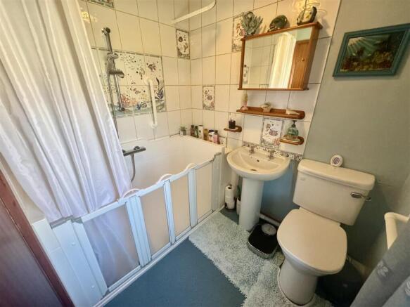 SHOWER ROOM