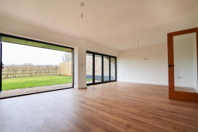 2 Somerset Court, Brinsea, Congresbury photo 4