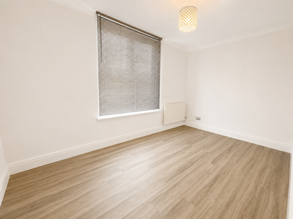 3 bed Flat to rent Image 5