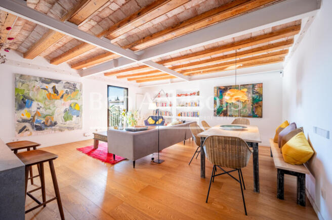 Luminoso-piso-reformado-con-elementos-originale...