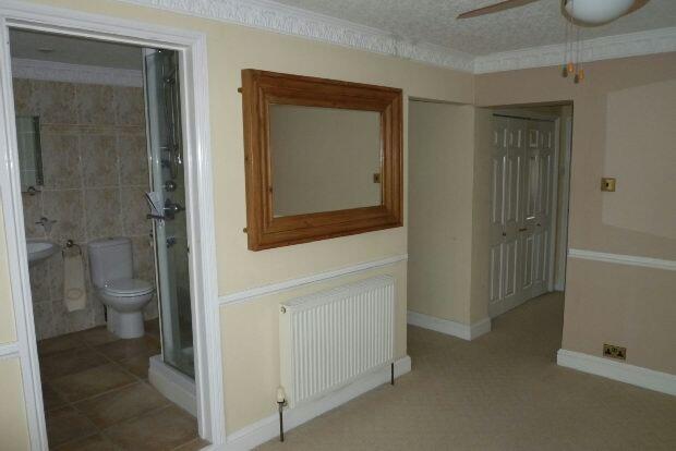Bedroom 1 pic 2