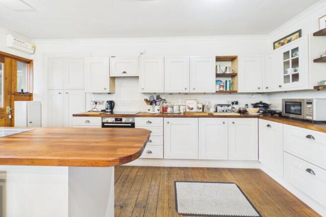 KITCHEN / LIVING ROOM