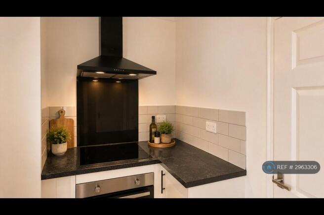 5 bed Flat to rent Image 4