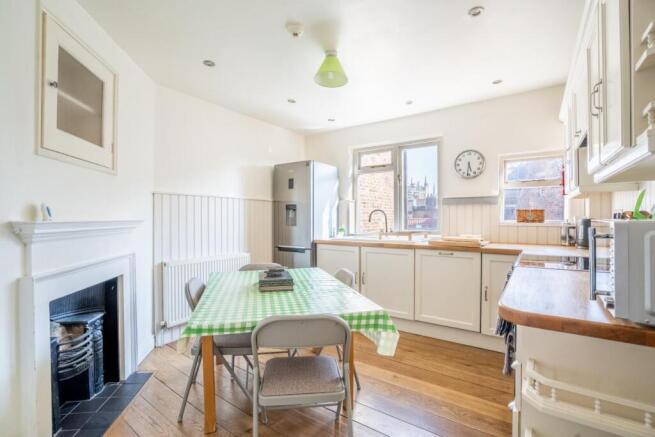 3 bed Apartment for sale Image 5