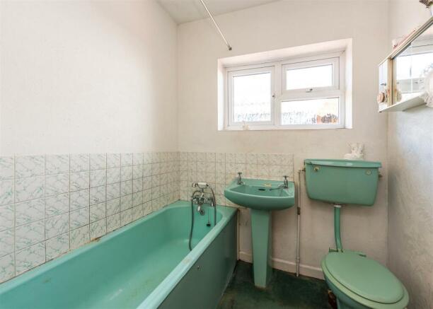 11 Romsley View-bathroom.jpg