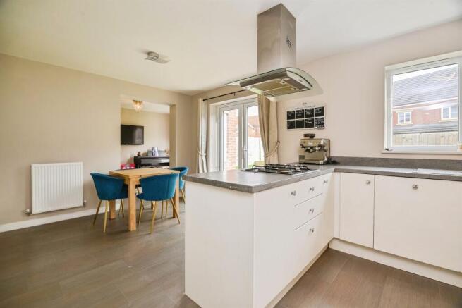 4 bed Detached for sale Image 6