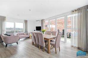 102, Edgewood Mews, Finchley, London N3 3EZ