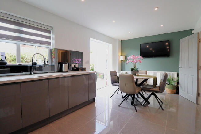 4 bed Detached for sale Image 9