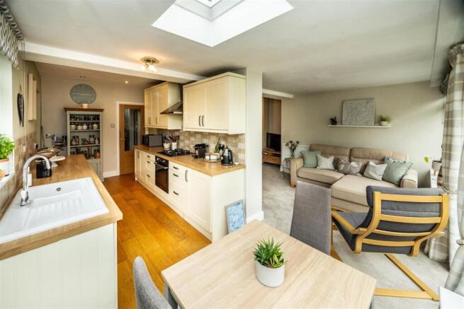 3 bed Semi-Detached for sale Image 7