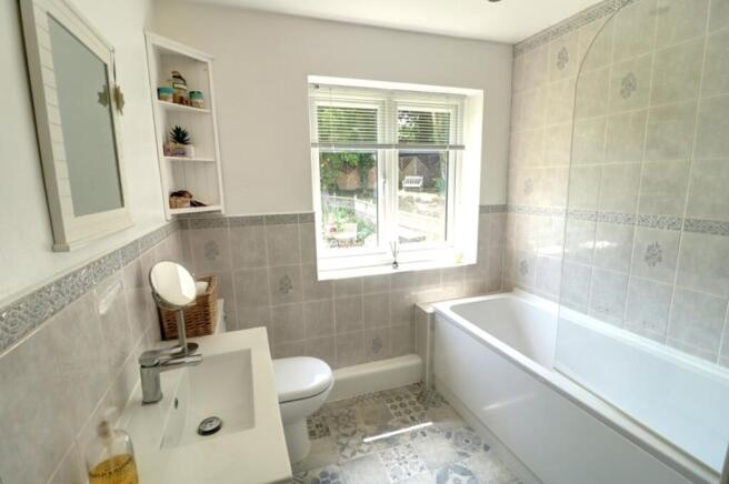 Main Bathroom 