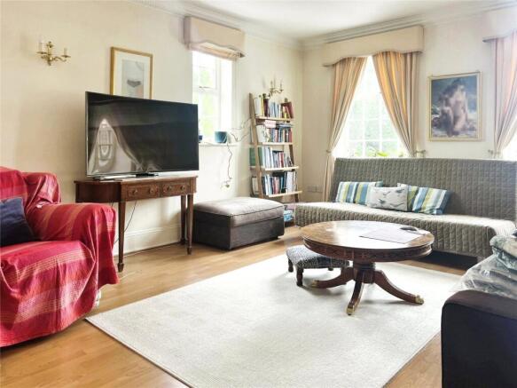Lounge/Dining Area