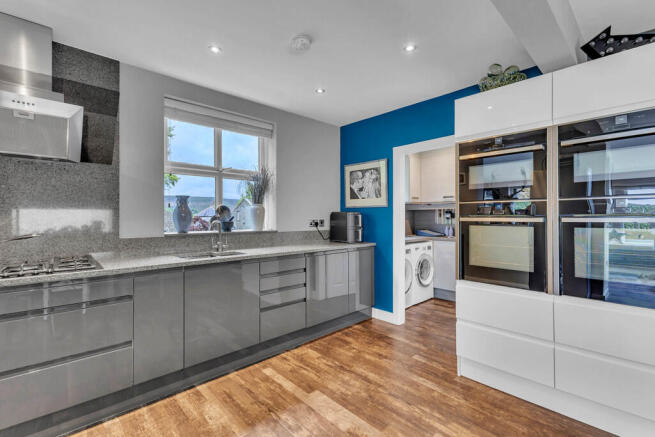 5 bed Semi-Detached for sale Image 9