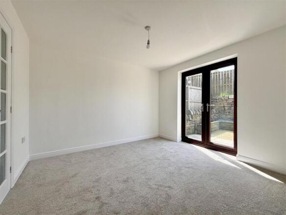 5 bed Link Detached House for sale Image 9
