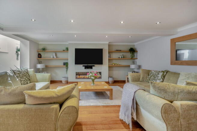 5 bed Detached for sale Image 11