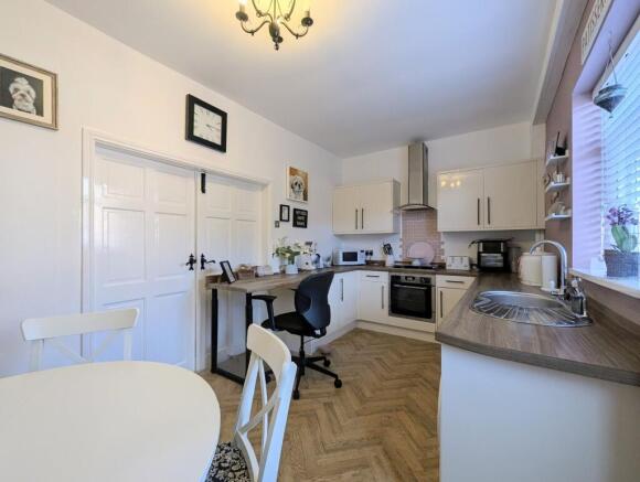 Kitchen & Dining