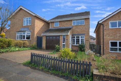 Cartwright Crescent, Brackley, NN13 6HA