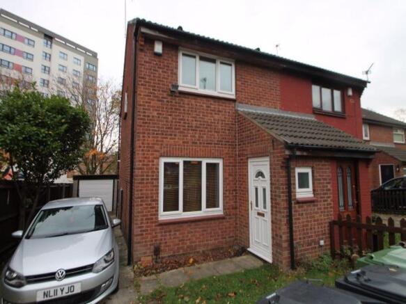 Attractive two-storey terraced house with red b...