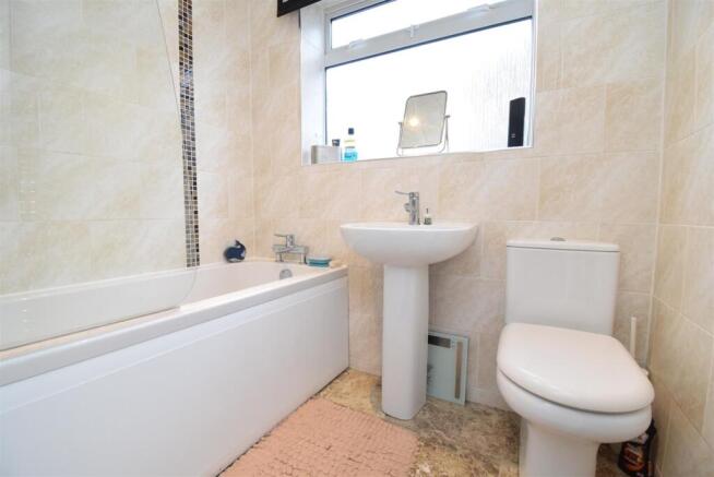 2 bed Semi-Detached Bungalow to rent Image 9