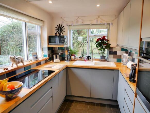 FITTED KITCHEN