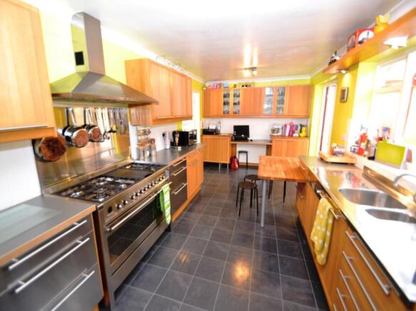 KITCHEN/BREAKFAST ROOM