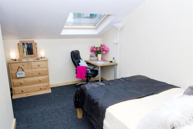 Bright, neatly presented attic bedroom with a c...