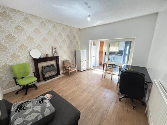 4 bed House to rent Image 5