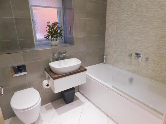 FAMILY BATHROOM / WC