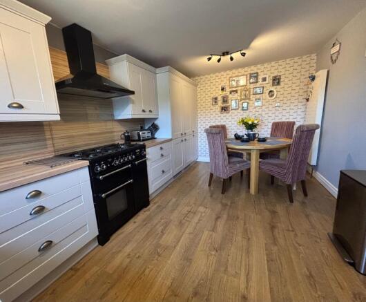 5 bed Detached for sale Image 3