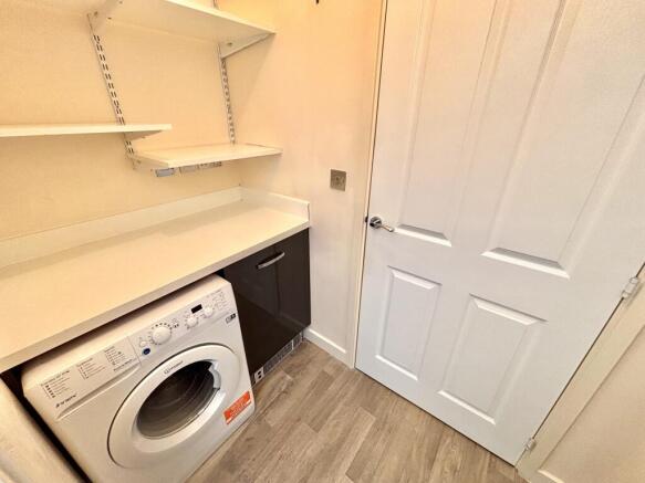 4 bed House to rent Image 6