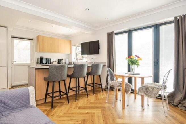 KITCHEN / DINER