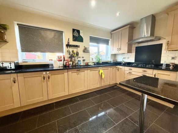 Foxbury Close, Luton, LU2 photo 4