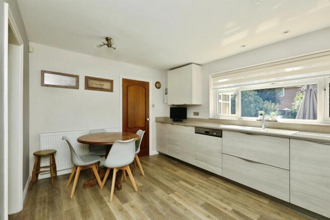 5 bed Detached for sale Image 5