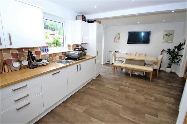 Kitchen/ Dining Room