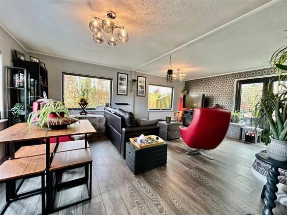 Lounge / Dining Area