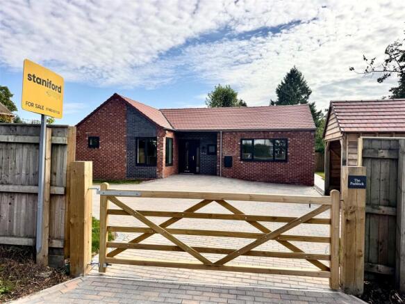 Chantry Way bungalow gate.jpg
