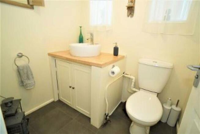 Guest cloakroom (side)