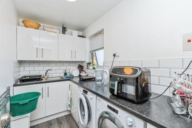 Alfred Close, Totton, Southampton photo 4