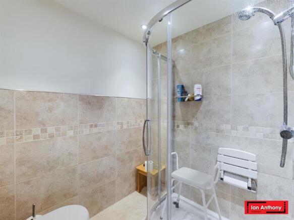 FAMILY SHOWER ROOM