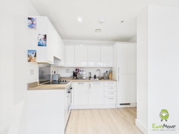 EweMove Basingstoke Quadra House Kitchen