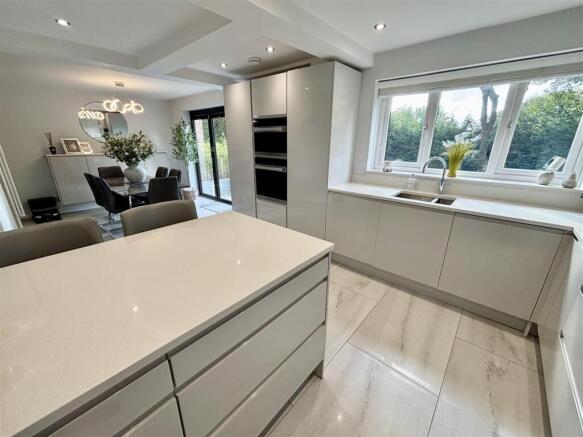 4 bed Detached for sale Image 6
