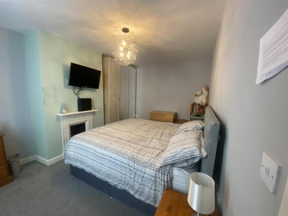 4 bed House for sale Image 6